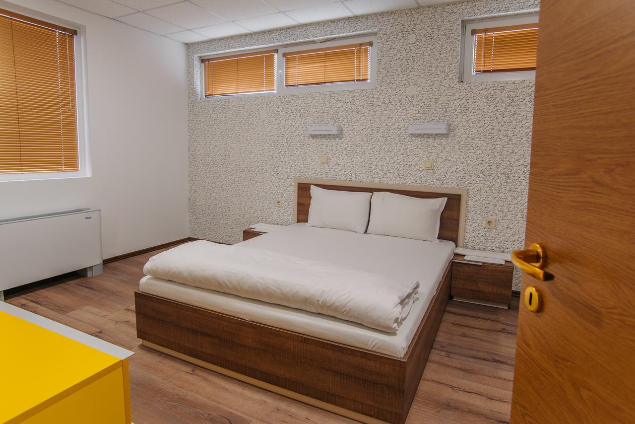 Pansion Storgozia Aparthotel Pleven Ngoại thất bức ảnh