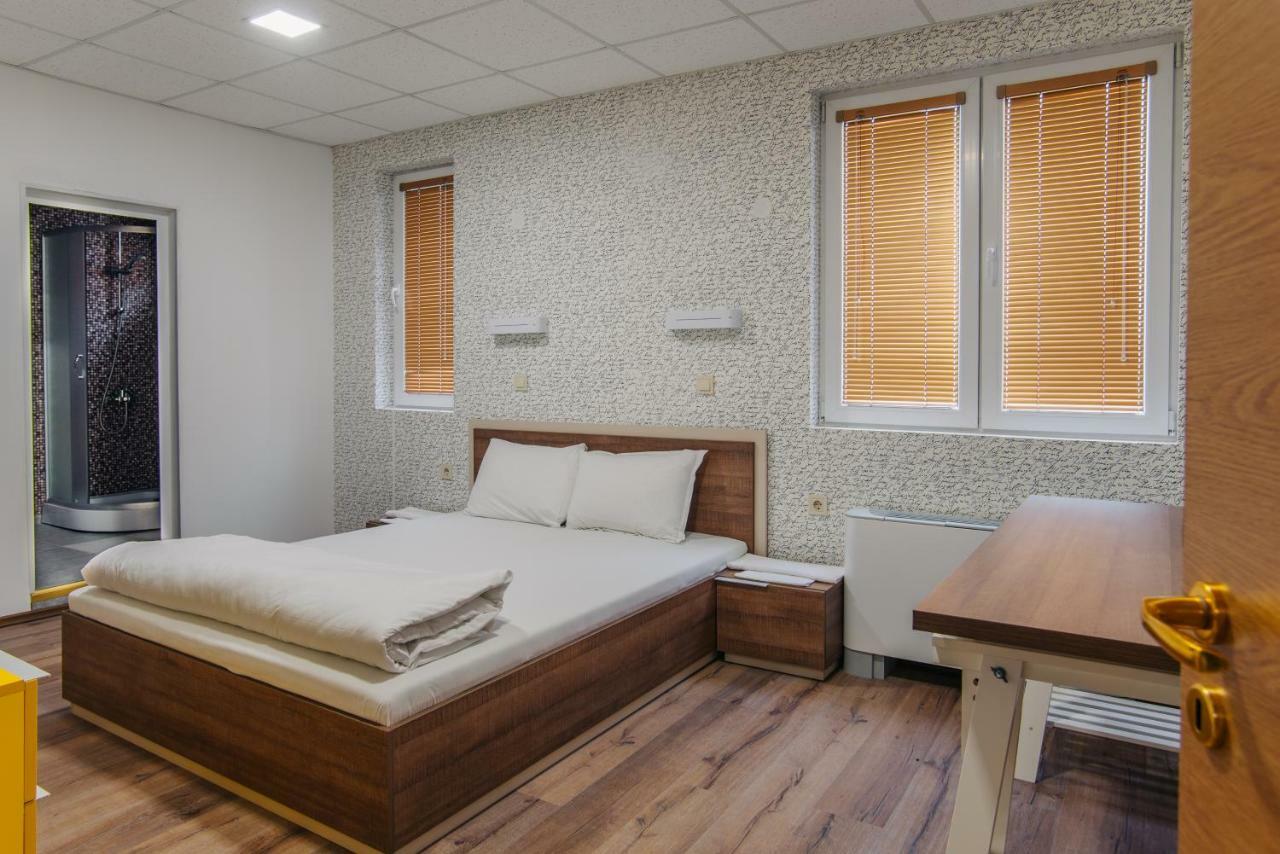 Pansion Storgozia Aparthotel Pleven Ngoại thất bức ảnh